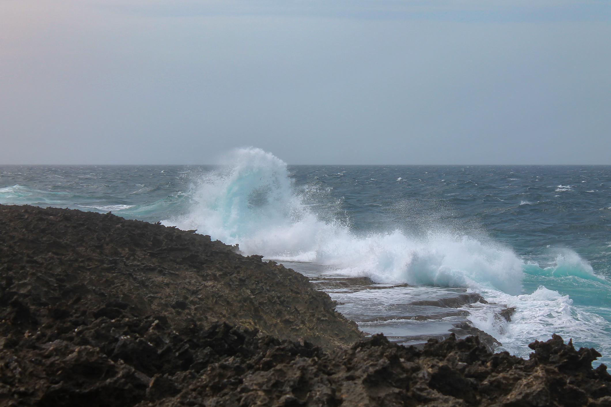 aruba wild coastline cliffs ocean waves