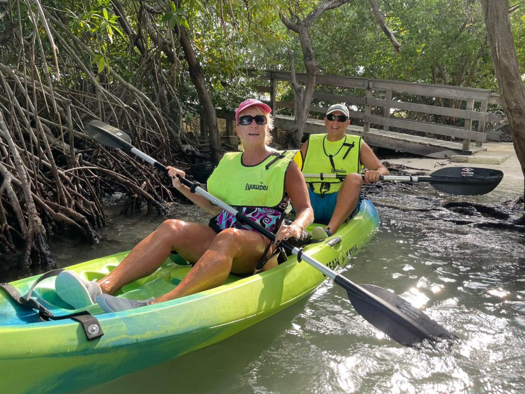 Guests kayaking through mangroves during the Morning – Afternoon Mangel Halto Kayak & Snorkeling Tour in Aruba